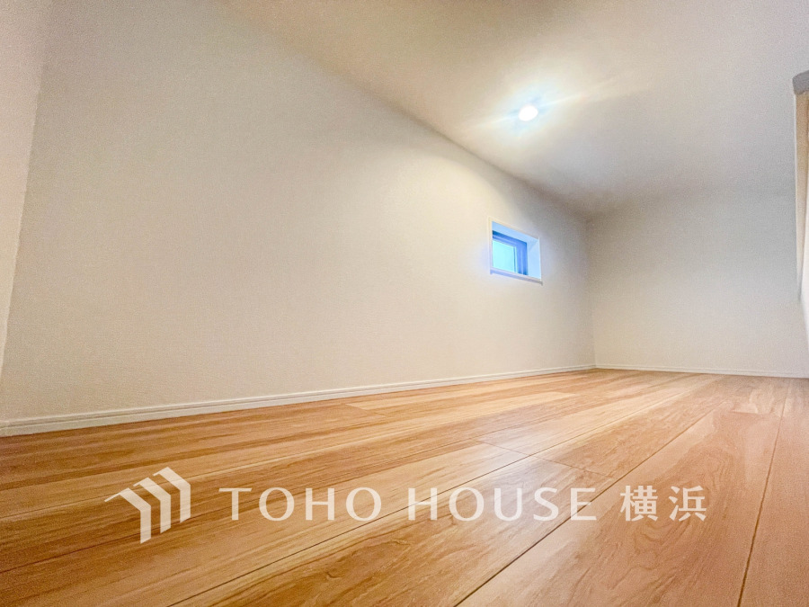 普段は収納できる可動はしごを上ると、屋根裏の有効スペースの開けた空間ができます。収納にするもよし、自分だけのプライベートスペースにするもよし。あると嬉しい大空間です。