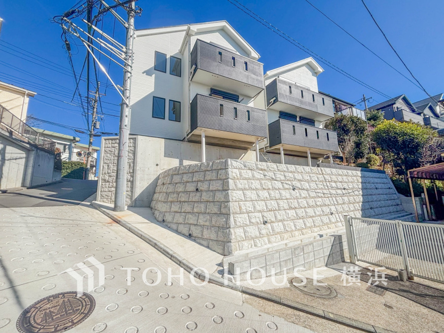 爽やかな青空の下に贅沢なほどに降り注ぐ陽光、豊かな居住性と、クオリティが見事に調和した住空間は、住まうことの喜びを感じさせてくれます。こちら2号棟は角地となります。