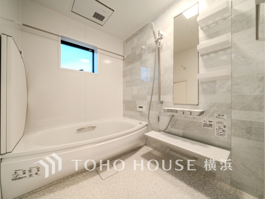 心地よいリラックスを叶える清潔感溢れる美しい空間。快適で機能的なバスルームです。
