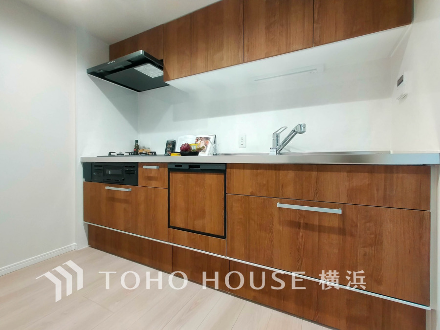 広く取られたキッチンは半独立タイプで、リビングとの一体感を持ちつつ、集中してお料理が出来ます。ナチュラル系のカラーで空間をより上質な雰囲気にした、清潔感のあるデザインです。