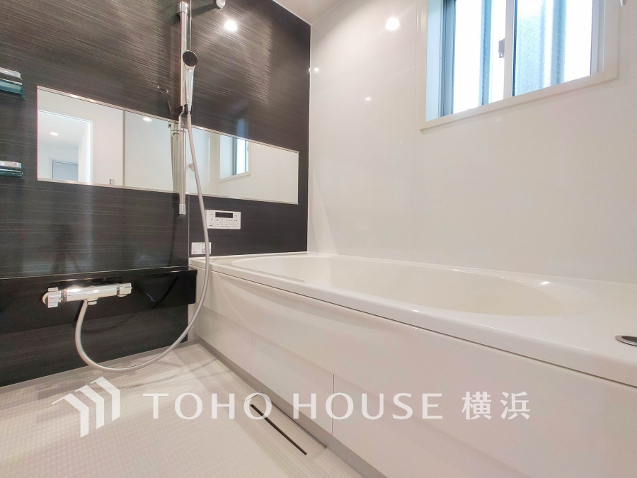 上質が感じられる質感とカラーリングで、清潔な空間美を実現。一日の疲れが癒される優雅なバスタイムを堪能できるゆとりあるバスルームです。