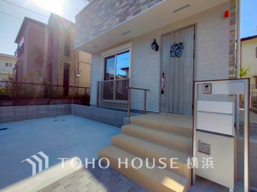 ふりそそぐ陽射しと開放的な空間形成。青空を背景に更なる美しさを醸す佇まい。暖かな陽光と爽やかな風がハーモニーを奏でる上質な空間を愉しむ暮らしがここにある。