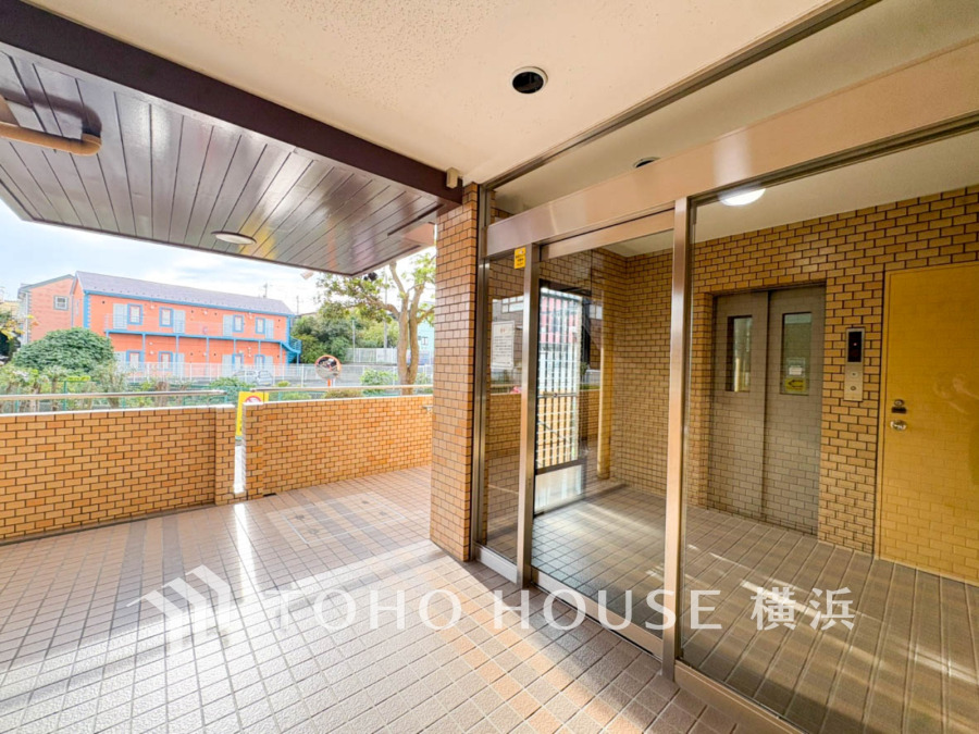 エントランスは毎日の行き帰りで使う大事な空間です。明るい基調で華やかなデザインなので、毎日も気持ちよく、またご友人なども素敵に迎え入れられます。 