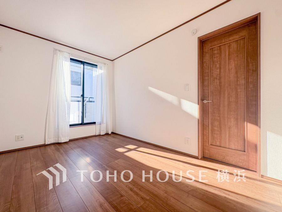 穏やかな風と陽光を導き、プライバシーに配慮された設計プランを採用し、居住性を一段と心地よいものにしています。明るく開放的な空間を演出しております。