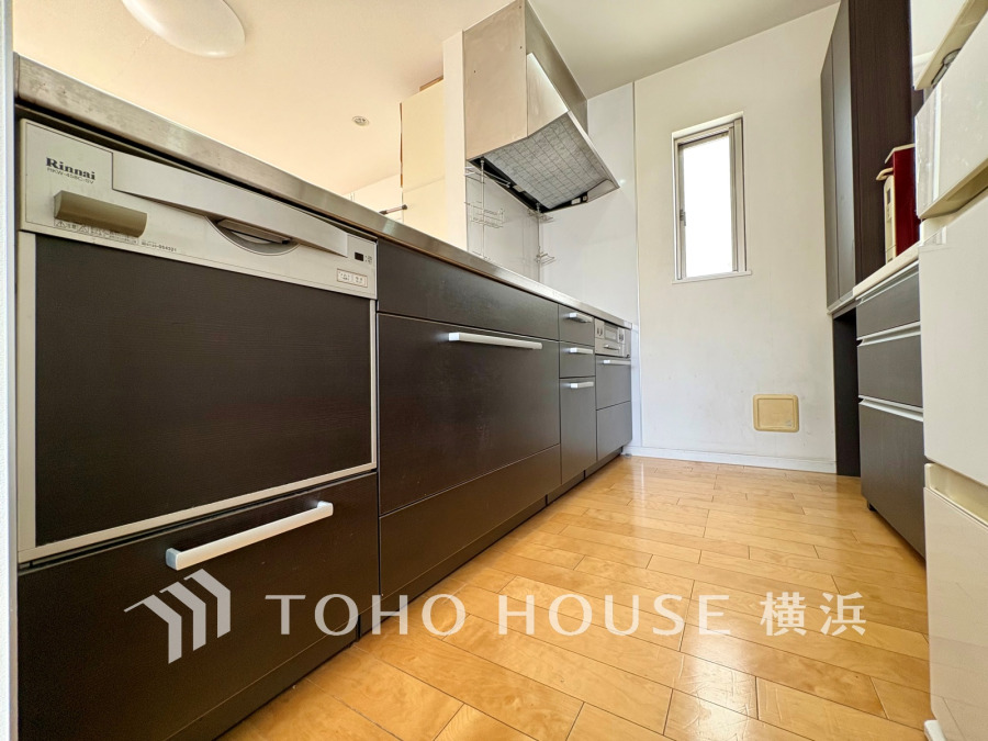 ご家族みんなで調理ができる位のスペースを実現したキッチン空間となっております。みんなで作った料理を召し上がりながらの会話は、どのような物になるのでしょうか。