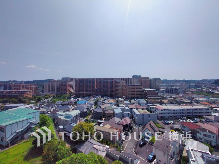 陽射しとともに、少しずつ装いを変える街の景観から、星空が地上に映りこむかのような夜景の煌きまで、この街ならではの美しい風景。