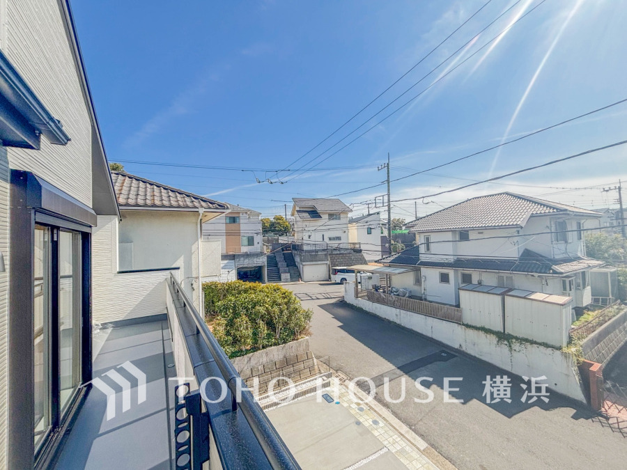 陽当たり良好なバルコニーからの爽やかな街並みの眺望が広がります。