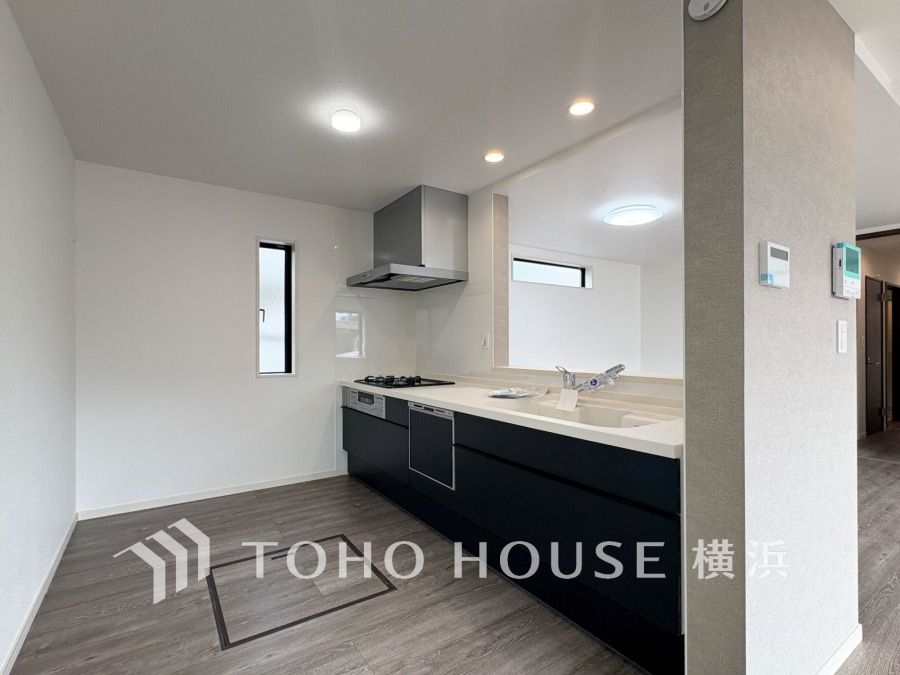 広く取られた対面キッチンは、リビングで寛ぐご家族と会話をしながらお料理が出来ます。高級感のあるカラーで空間をより上質な雰囲気にした、清潔感のあるデザインです。