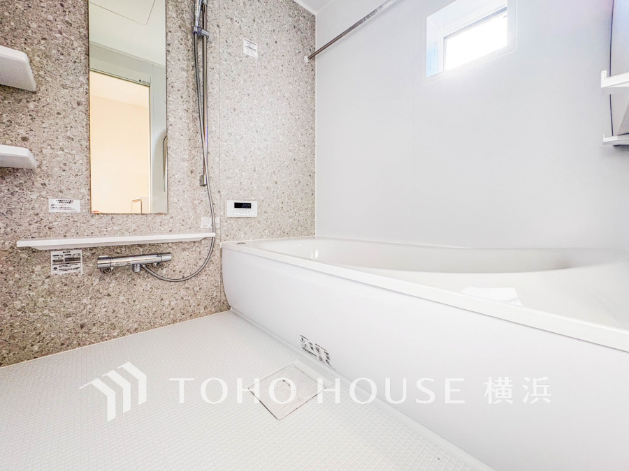 上質が感じられるカラーリングで、清潔な空間美を実現。一日の疲れが癒される優雅なバスタイムを堪能できるゆとりあるバスルームです。