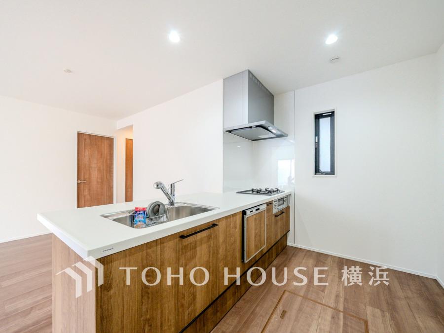 開放的な対面キッチンは、リビングで寛ぐご家族と会話をしながらお料理が出来ます。