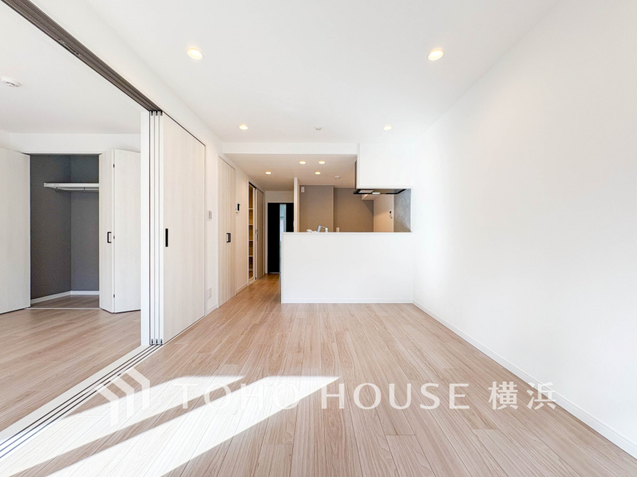 明るい自然光が差し込む、開放感あるリビングダイニングと隣接の洋室。収納も充実しています。