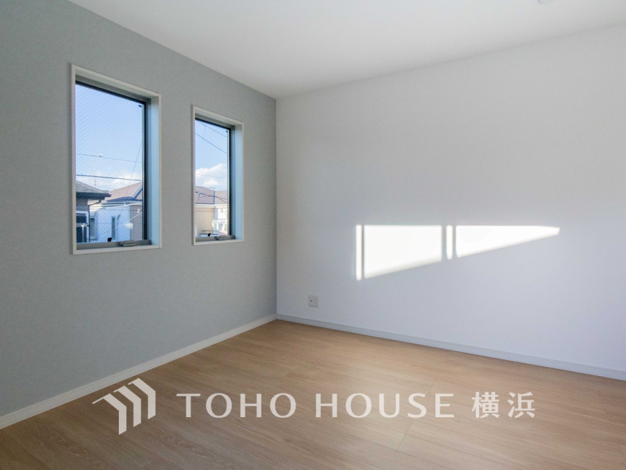 穏やかな風と陽光を導き、プライバシーに配慮された設計プランを採用し、居住性を一段と心地よいものにしています。明るく開放的な空間を演出しております。