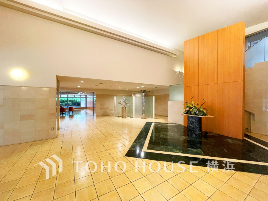 上品で清潔感があるエントランスは住人やゲストを迎え入れ、そして送り出す場にふさわしい上質な空間です。プライベート感が高まるシックな装いのエントランス。