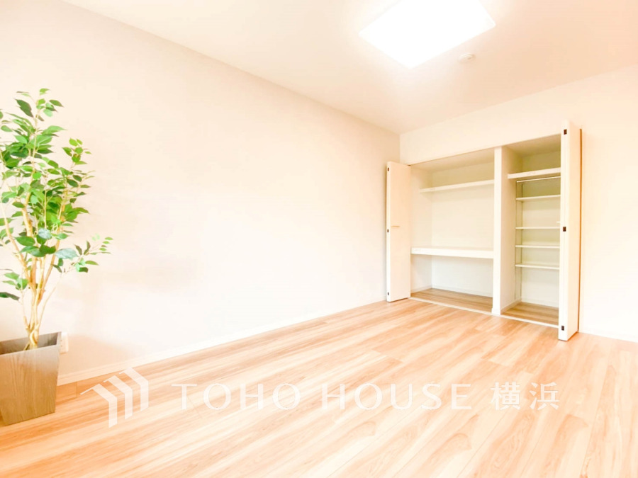 たっぷりの収納を備えた洋室。プライベートな自分時間を快適に過ごせるお部屋です。
