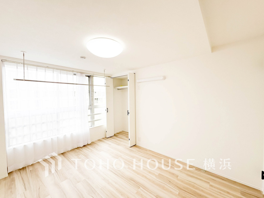 大きな窓からは快適な光を取り入れ、通気性能を上げる事で居心地の良い空間を演出します。多くの時間を過ごす住まいだからこそ、いつも快適な場所であるように心掛けています。