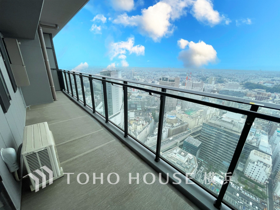 陽射しとともに、少しずつ装いを変える街の景観から、星空が地上に映りこむかのような夜景の煌きまで、この街ならではの美しい風景。