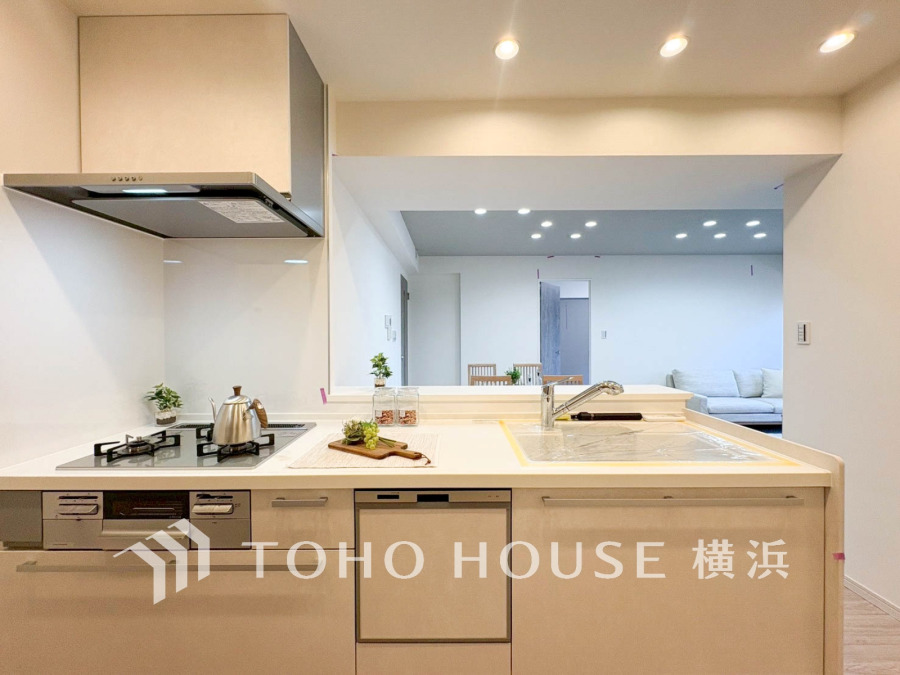 開放感あふれる対面キッチンは、家族との会話を楽しみながら料理ができる快適な空間です。