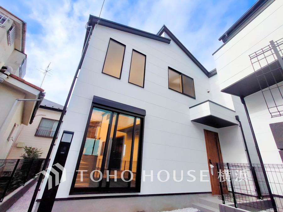 ふりそそぐ陽射しと開放的な空間形成。青空を背景に更なる美しさを醸す佇まい。
