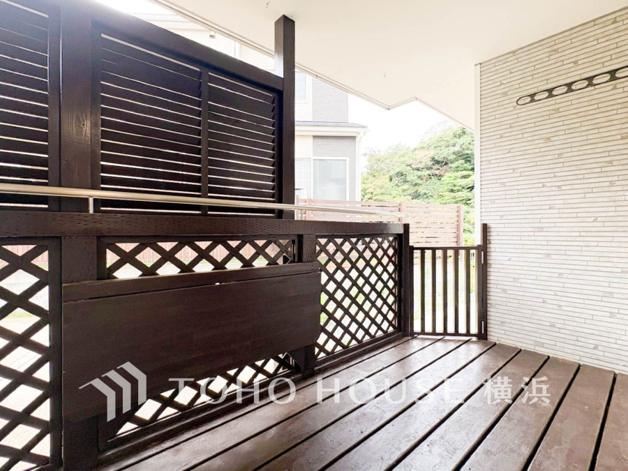 【Wood deck】　アウトリビングとしてもお使い頂けます。休日にはウッドデッキにテーブルを出してティータイムを楽しんでみては如何でしょうか。