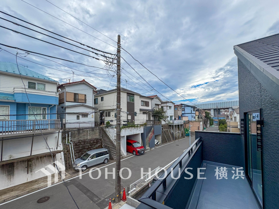 手を伸ばせば、ふれることが出来そうな環境が、そのままインテリアになったような印象です。その豊かな眺望にふさわしい空間には、通風・採光にも優れ、心地よい光と風があふれています。