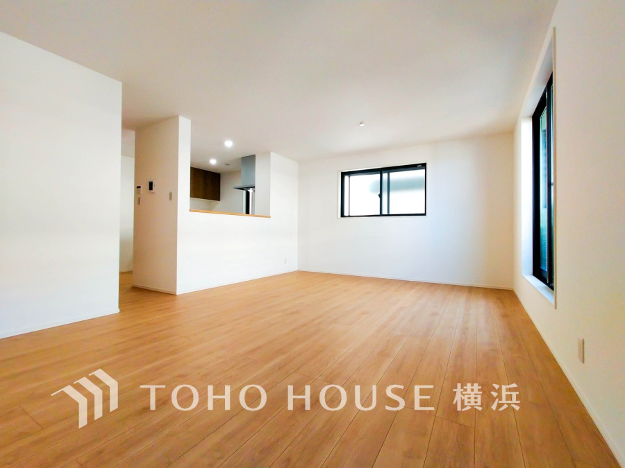 柔らかな光が広がり、デザインされた美しい内装が織り成す家族の集う場所。楽しい会話やさまざまな時が織りなすご家族の時間が丁寧に紡がれていく大切な空間。