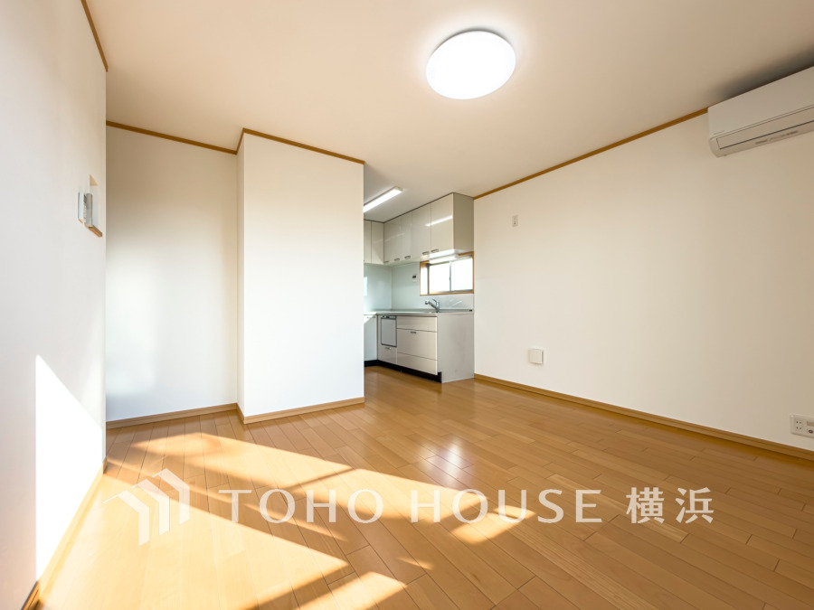 ここにはみんなが集い、食事と楽しい会話が始まる。話に夢中になりすぎて、ついつい時を忘れてしまう。そんな束の間の幸せを感じさせてくれる場所。