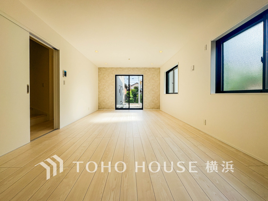 ここにはみんなが集い、食事と楽しい会話が始まる。話に夢中になりすぎて、ついつい時を忘れてしまう。そんな束の間の幸せを感じさせてくれる場所。