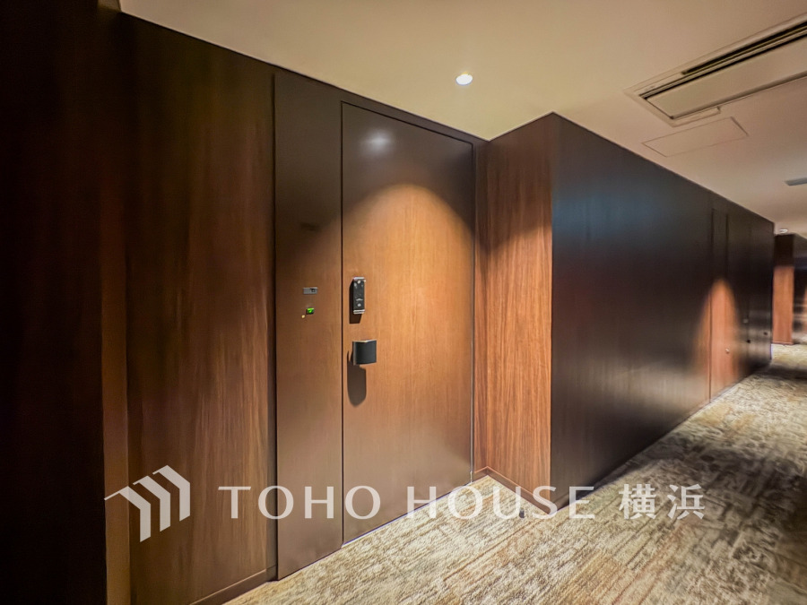 ホテルライクな内廊下を通りたどり着くあたたかなお住まい。安らぎ、快適、安心感、上質・・・様々な思いに応えながら、豊かな毎日を包みます。