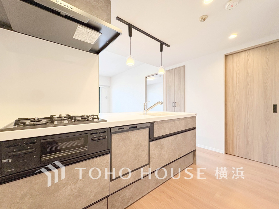 スタイリッシュなデザインの対面キッチン。収納力と機能性を両立し、家事を快適にサポートします。