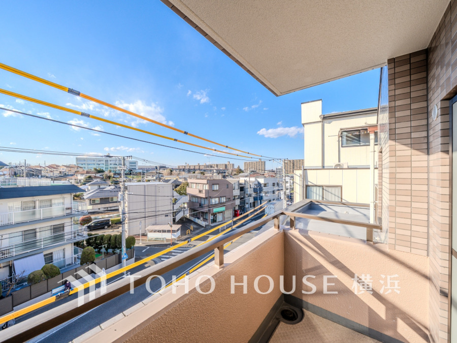 気持ちのいい空が見渡せるバルコニー。爽やかな風を感じて、心躍る素敵な暮らしがはじまります。
