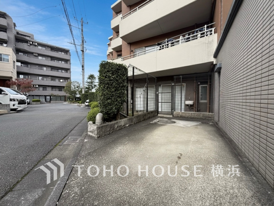 平置きの専用使用権付き駐車場です。テラスやお庭からアクセスでき戸建て感覚で利用できます。