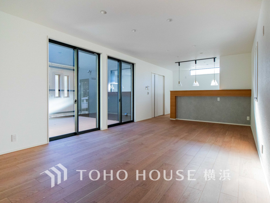 光と風が溢れる開放的なLDKには、自然と家族みんなが集まってきます。明るく穏やかな空気が流れるこの場所は、豊かな寛ぎと笑顔の団欒をいつも優しく守ってくれることでしょう。