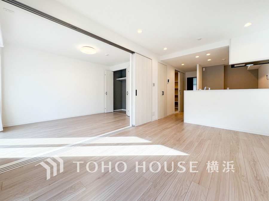 明るく開放的な空間が広がるLDK。室内には豊かな陽光が注ぎ込み、爽やかな住空間を演出。
