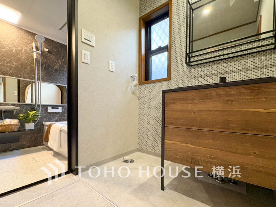 十分な大きさの洗面台は収納もさる事ながら、身だしなみチェックや歯磨きなど、朝の慌ただしい時間でもホテルライクなスペースで余裕とゆとりを感じて頂けます。