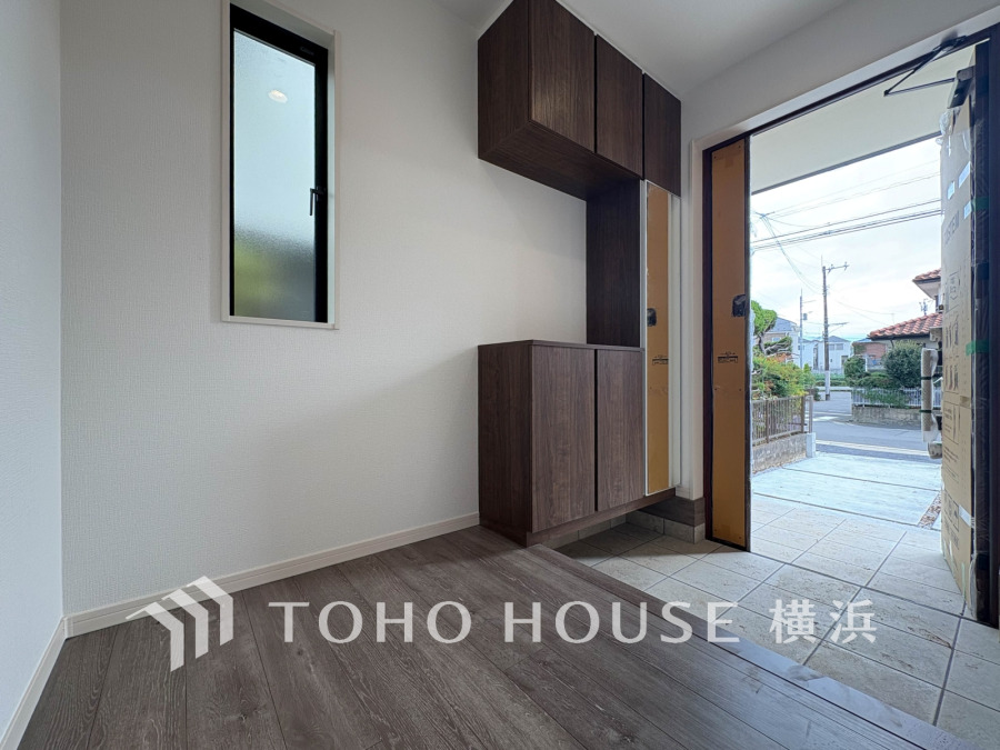 ご家族の帰り、訪れる方を優しく迎え、やすらぎに満ちた生活空間を予感させる。健やかな暮らしを楽しめそう。