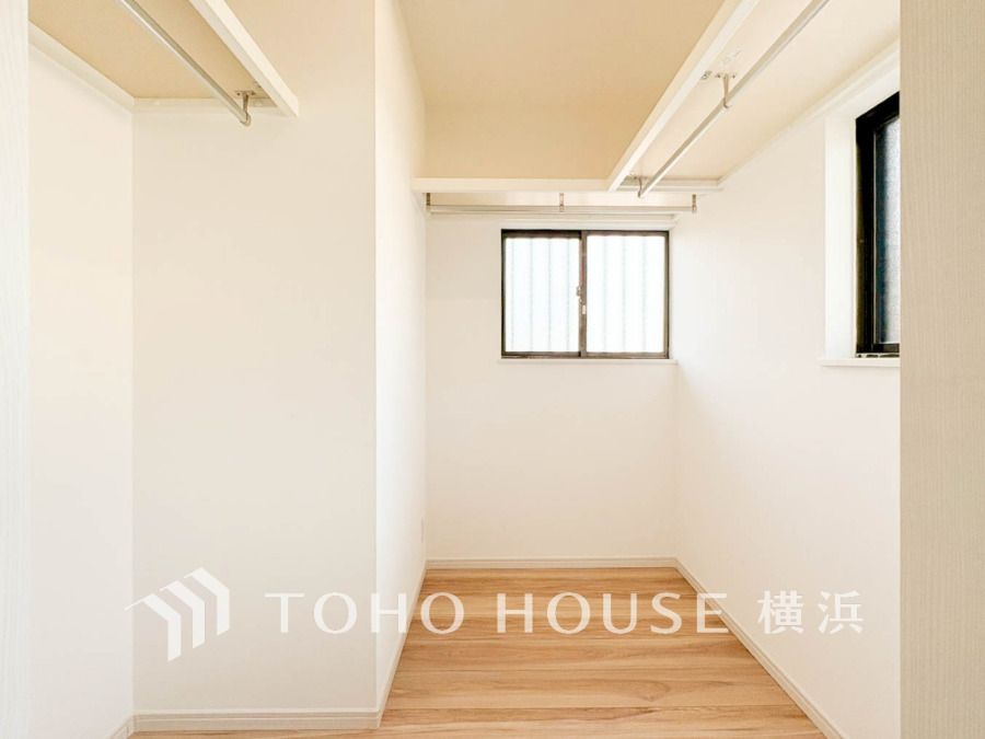 ウォークインクローゼットを完備。お子様のおもちゃやゴルフバックなど、大きなお荷物をお持ちの方や、季節物の家電製品やキャリーバック、お荷物が多い方でも安心のスペースです。