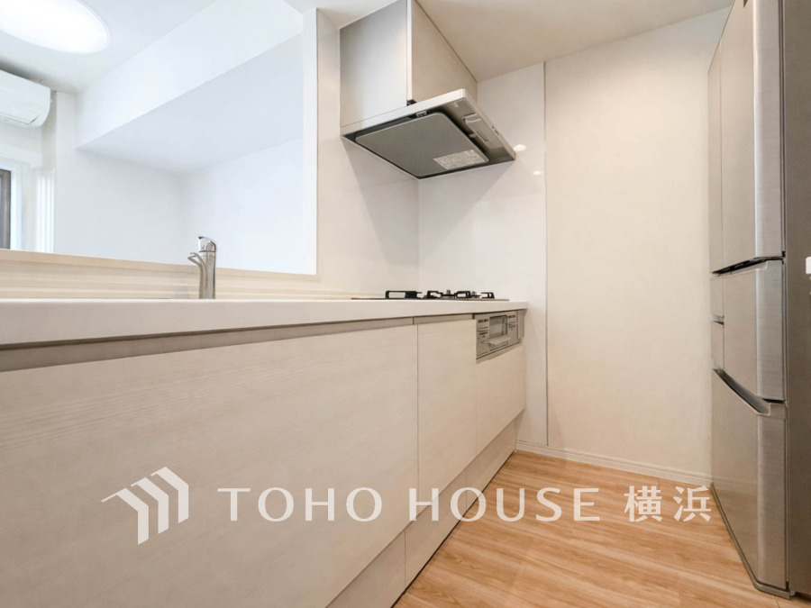 対面キッチンなら、料理や後片づけをしながらリビングにいるご家族と会話したり、気配を感じることができます。特にお子様が小さいうちは、目が離せないので便利です。