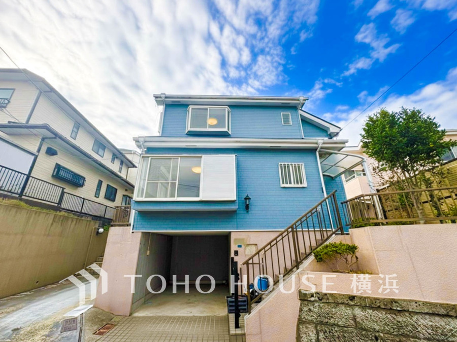 爽やかな青空の下に贅沢なほどに降り注ぐ陽光、豊かな居住性と、クオリティが見事に調和した住空間は、住まうことの喜びを感じさせてくれます。