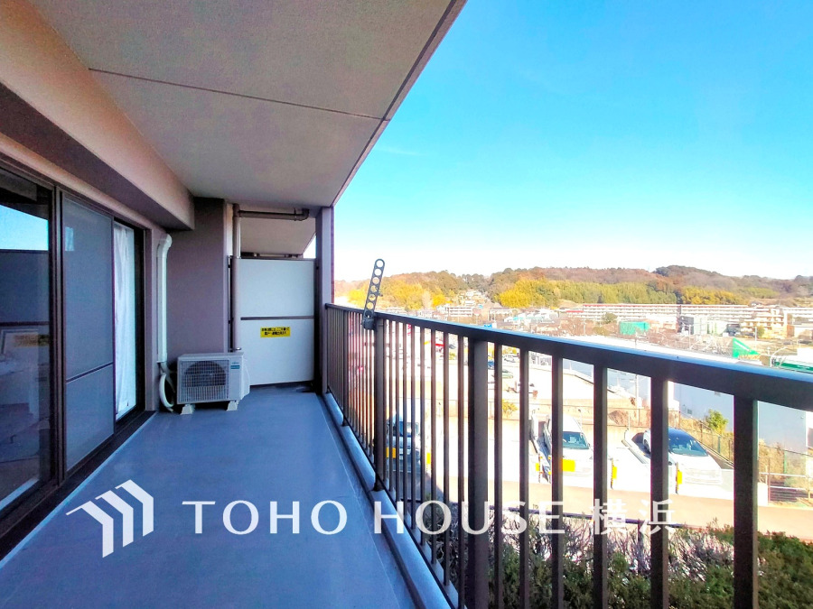 高台の立地ならではの爽やかな風を感じ、のびやかな暮らしを叶える。開放感の中で木々の息吹を感じ、光を浴びる。快適な暮らしをここから。