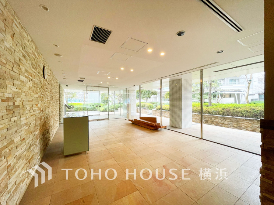 上品で清潔感があるエントランスは住人やゲストを迎え入れ、そして送り出す場にふさわしい上質な空間です。プライベート感が高まるシックな装いのエントランス。