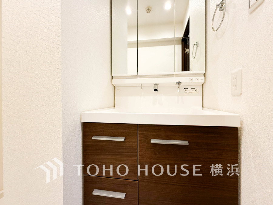 清潔感のあるプライベート空間は、身だしなみチェックや肌のお手入れに最適です。収納もあり、スッキリと見映えの良い空間に拵えました。時間に余裕とゆとりを持たせます。