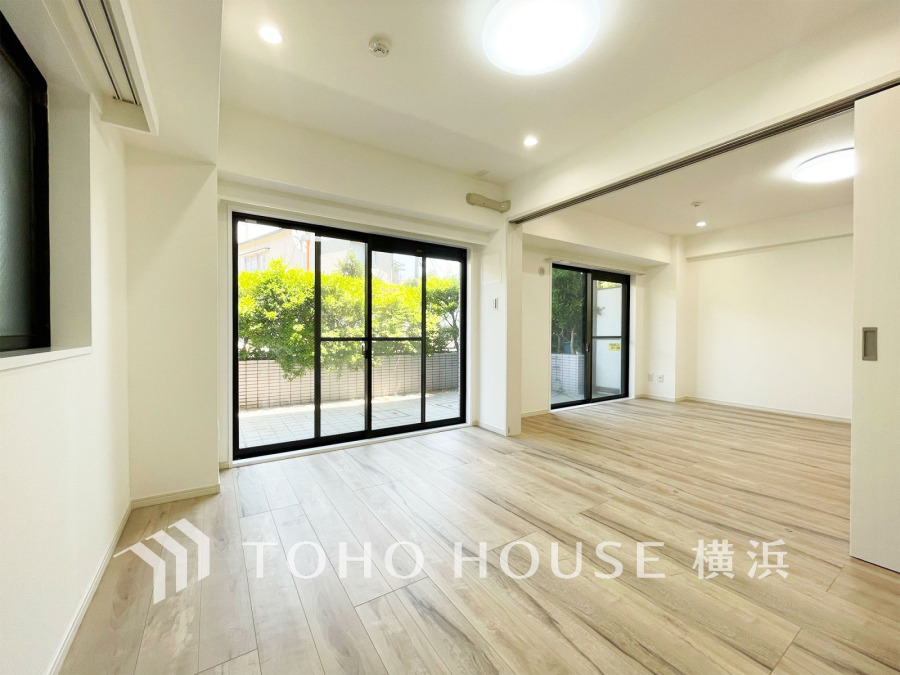 テラスに面した明るい洋室。穏やかな陽射しが、ゆったりとした寛ぎの時間を包みます。
