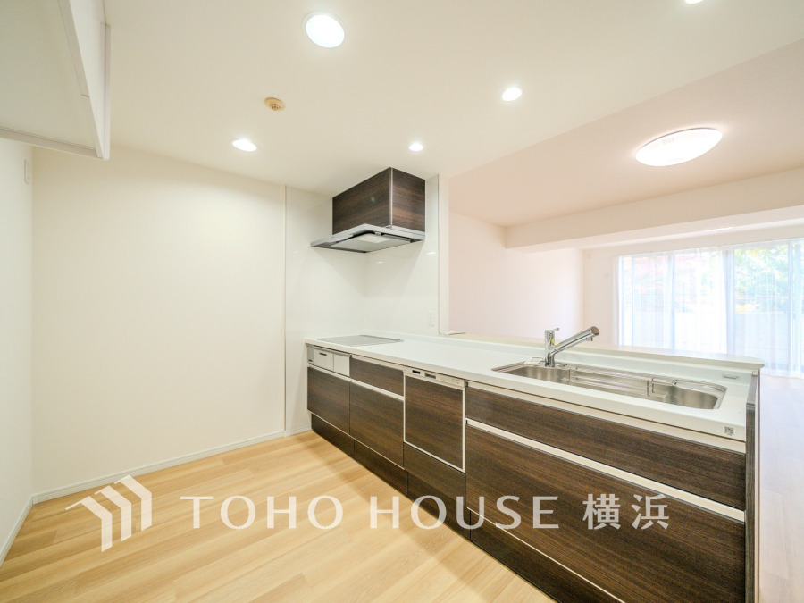 スタイリッシュな対面キッチンを採用。リビングが見渡せるので、お子様を安心して遊ばせながら家事ができ、リビング学習をするお子様にも声がかけやすい自然な距離感。 