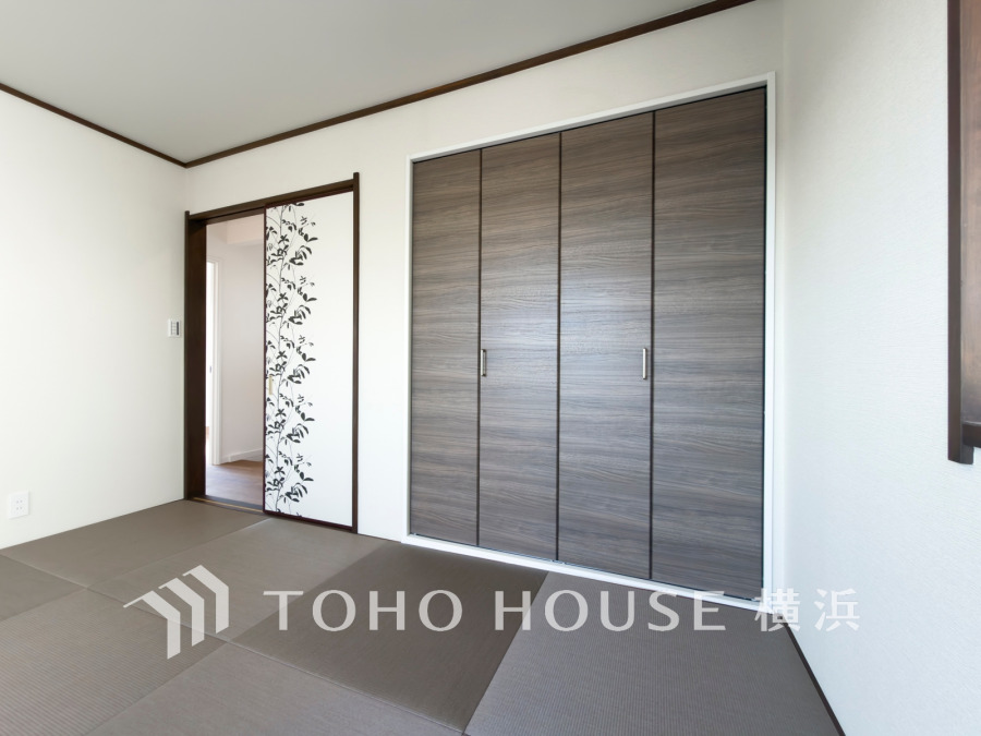 和の空間はあるだけでホッと落ち着ける場所になります。優しい感触の畳の上で寛いだり、お子様と遊んだり、客間としても重宝する居心地の良い空間。