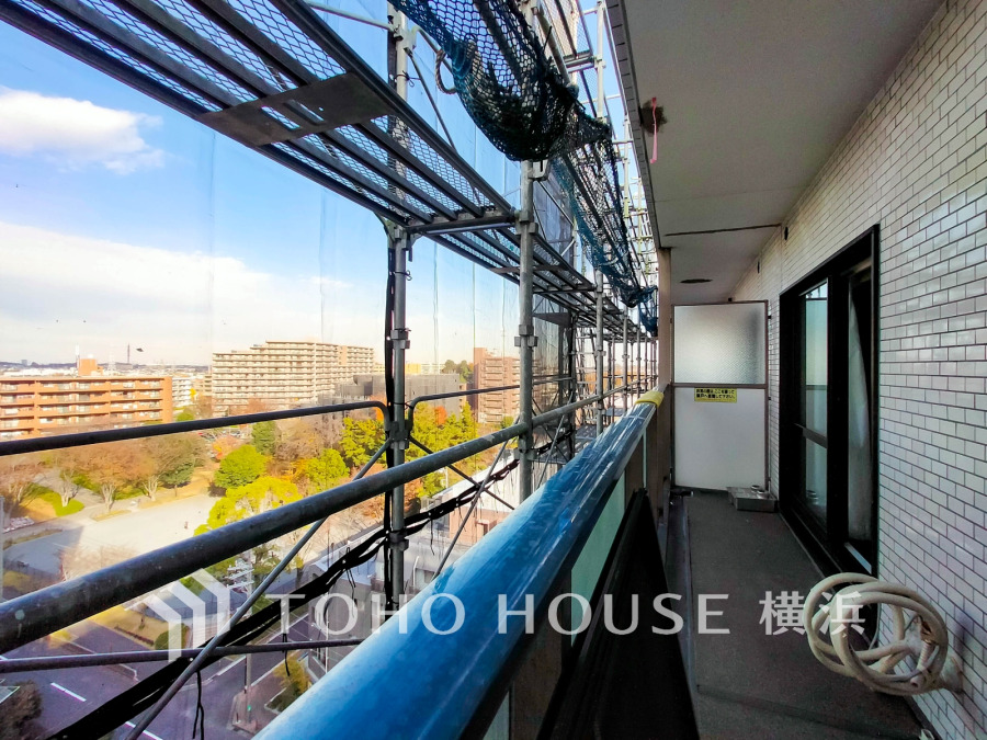 南向きの陽当たり良好なバルコニー。広々とした公園を見下ろす開放的な眺望です。