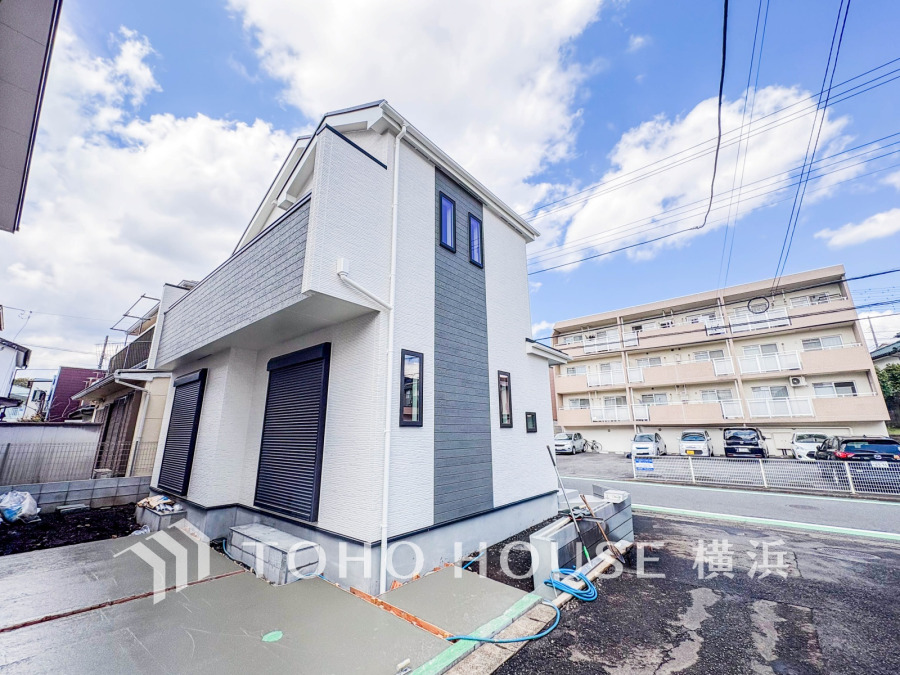 陽当たりに恵まれた開放的な角地立地。うららかな陽射しがたっぷりと降り注ぐ、快適さを追求したお住まい。
