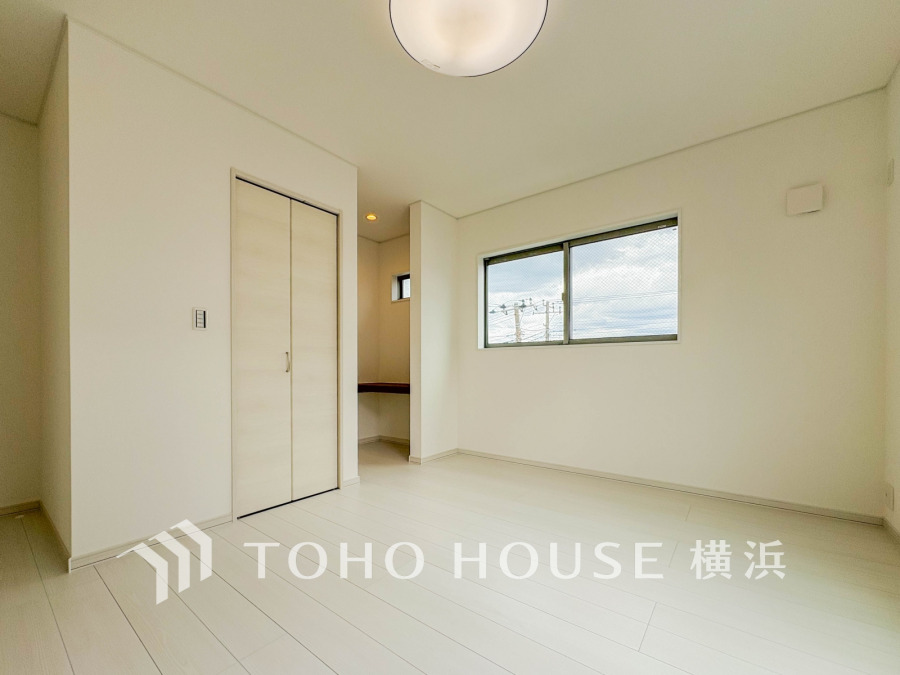 穏やかな風と陽光を導き、プライバシーに配慮された設計プランを採用し、居住性を一段と心地よいものにしています。明るく開放的な空間を演出しております。