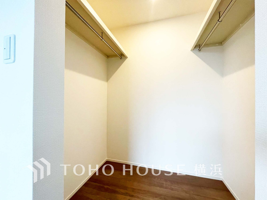 たっぷり収納できる広々ウォークインクローゼット。整理整頓がしやすく、使い勝手も良好です。