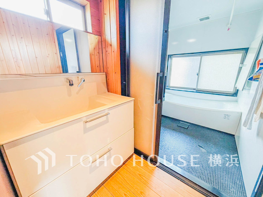 使いやすい機能が備えられた清潔感溢れる洗面空間。