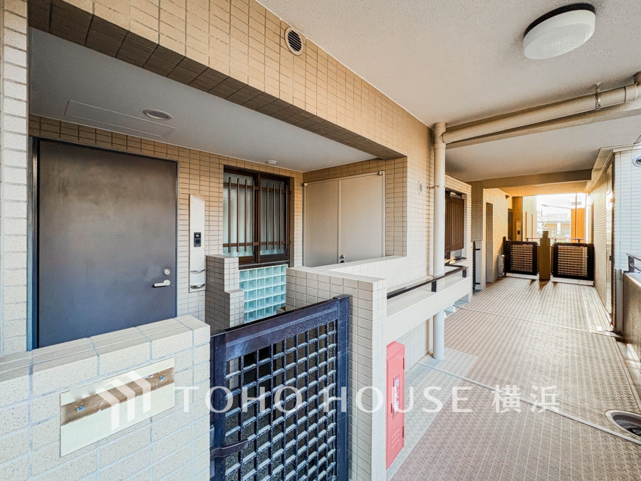 戸建て感覚の専用ポーチ付きでプライベート感高まる玄関スペース。便利なトランクルーム付きです。
